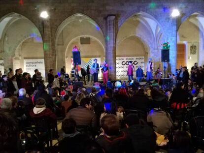 El artista Dani Miquel en una de las actuaciones del festival Contamón en el Centre del Carme.