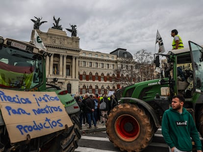 La manifestación de tractores por las carreteras de Madrid, en imágenes