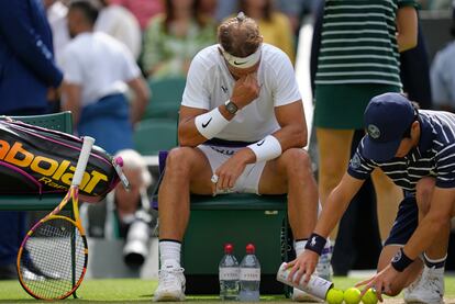 Rafael Nadal es atendido durante varios minutos por fuertes dolores en el abdomen.