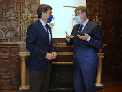 Carlos Mazón, presidente del PPCV (a la izquierda), con Ximo Puig, presidente de la Generalitat, en la reunión que han mantenido este lunes en el Palau.