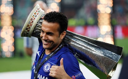 Pedro, con la copa de la Europa League.