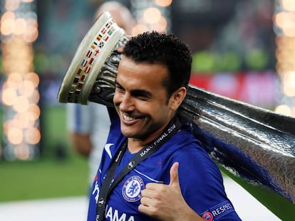 Pedro, con la copa de la Europa League. 