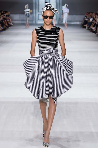 Giambattista Valli apuesta por la feminidad de rayas y flores