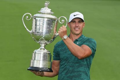 Koepka, con el trofeo.