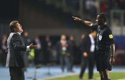 El árbitro expulsa a Miguel Herrera contra Ecuador