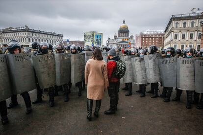 Un grupo de antidisturbios bloque el paso a unos manifestantes en apoyo a Alexéi Navalni, el pasado 31 de enero en San Petersburgo.