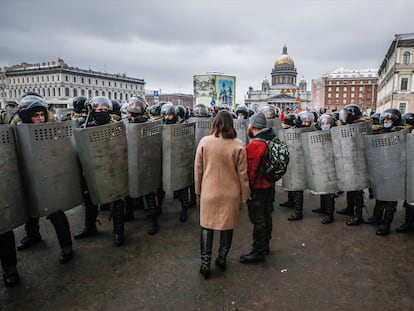 Un grupo de antidisturbios bloque el paso a unos manifestantes en apoyo a Alexéi Navalni, el pasado 31 de enero en San Petersburgo.