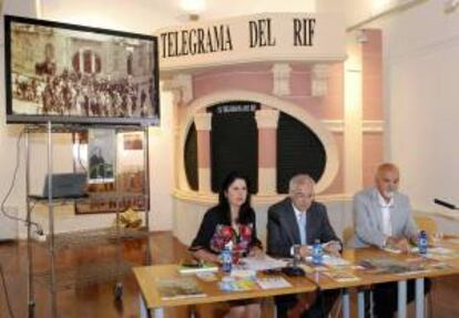 El presidente del Gobierno de Melilla, Juan José Imbroda (c), la consejera de Cultura, Simi Chocrón, y el director del Archivo Municipal, Vicente Moga, durante la presentación de la exposición "Escuela de energía. Cándido Lobera Girela y su tiempo.