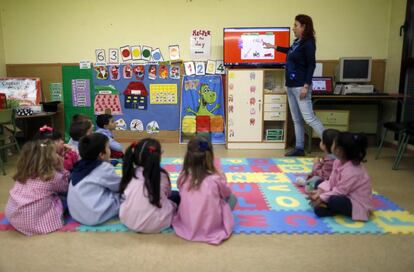 Los niños de cuatro y cinco años en clase de lectoescritura con Nuria, la maestra de apoyo.