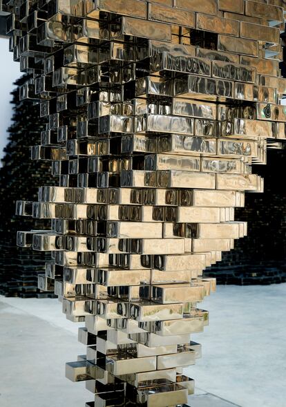 Fragmento de 'Ágora', instalación monumental realizada por el artista francés con ladrillos de acero inoxidable.