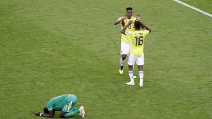 Yerry Mina e Jefferson Lerma celebram o passe da Colômbia enquanto Sane se lamenta.