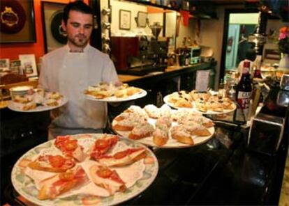 La propuesta de jóvenes diseñadores de tiendas como Mica, en el Casco Viejo, gana terreno en las calles frente al clasicismo bilbaíno.
Barras repletas de <b>pinchos</b> en los bares del casco viejo. En la fotografía, el Gatz.