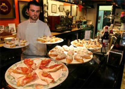 La propuesta de jóvenes diseñadores de tiendas como Mica, en el Casco Viejo, gana terreno en las calles frente al clasicismo bilbaíno.

Barras repletas de <b>pinchos</b> en los bares del casco viejo. En la fotografía, el Gatz.