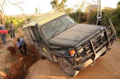 2012 Kenia. Afortunadamente (y toco madera), en diez años de trabajo en el terreno todos estos incidentes han acabado en anécdota que contar al regreso a la oficina. No siempre es el caso; los accidentes de tráfico son una causa importante de muerte de trabajadores humanitarios. En este viaje en el norte de Kenia, mi equipo tenía seis vehículos todo terreno, incluidos dos de seguridad. Además de lo evidente de la imagen, prueba de las dificultades de la carretera, en 2.500 kilómetros de viaje durante dos semanas tuvimos trece pinchazos.