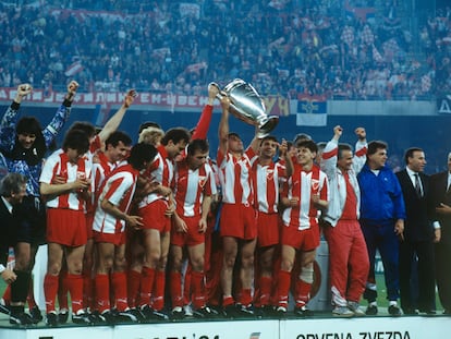 Los jugadores del Estrella Roja celebran la victoria en la final de 1991 contra el Olympique de Marsella.