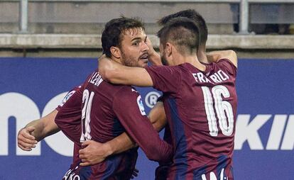 Los jugadores del Eibar celebran un gol.