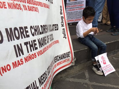 Un pequeño acompaña a su madre en la marcha del 'Caso Matatena'.