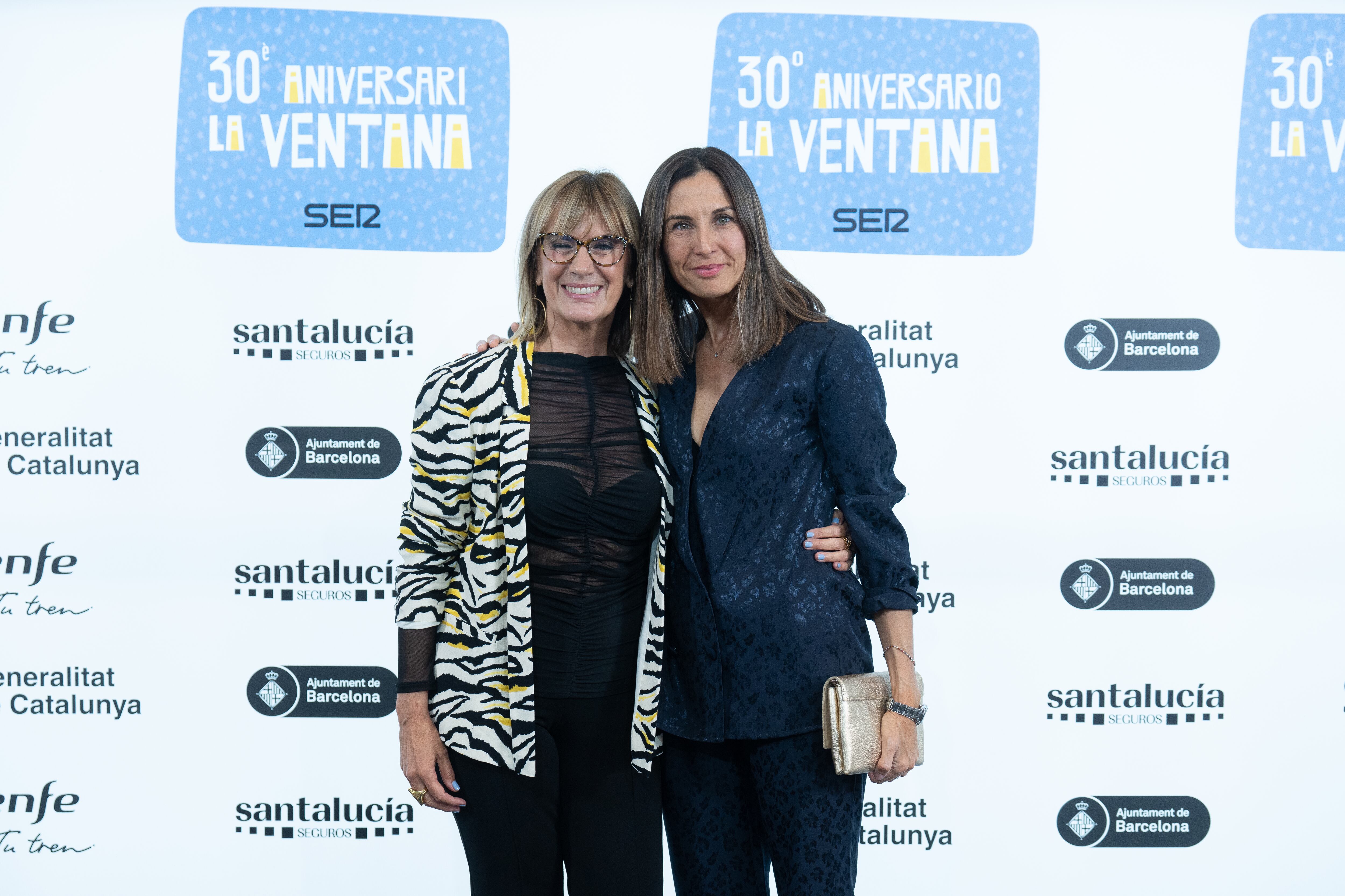 La periodista Gemma Nierga y la directora de antena de la Cadena SER, Sira Fernández, posan juntas antes de la gala.