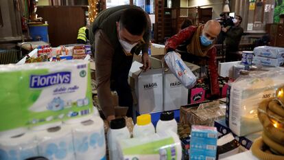 Mensajeros de la Paz inaugura la primera descarga para La Gran Recogida de la Fundación Banco de Alimentos de Madrid en la iglesia de San Antón, el 20 de noviembre.