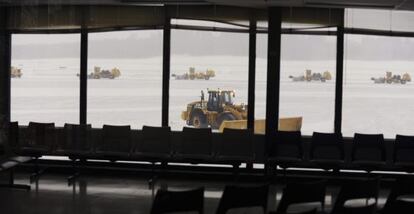Las m&aacute;quinas quitanieves trabajan para quitar la nieve en el aeropuerto de Maine. 