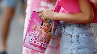 Una mujer sostiene una bolsa alusiva a la película Barbie momentos antes de asistir a su proyección, este jueves en unos cines de Madrid.