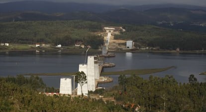 Obras del AVE del Eje Atl&aacute;ntico, a su paso sobre el r&iacute;o Ulla, donde se construye un viaducto.