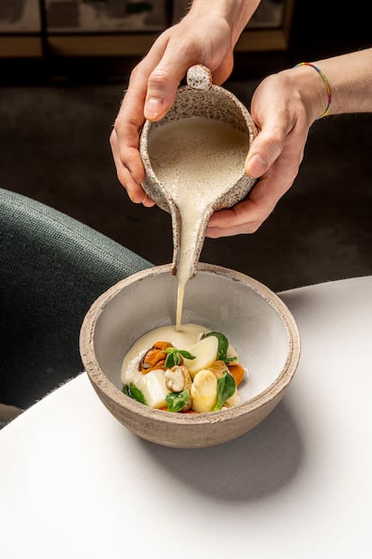 Dish of white asparagus, cold almond soup, mussels and citrus fruits. Image provided by Ricard Camarena Restaurant.