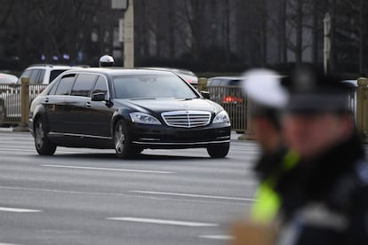 La limusina que traslada a Kim Jong-un circula ante el despliegue policial por la zona este de la avenida Chang'an de Pekín.