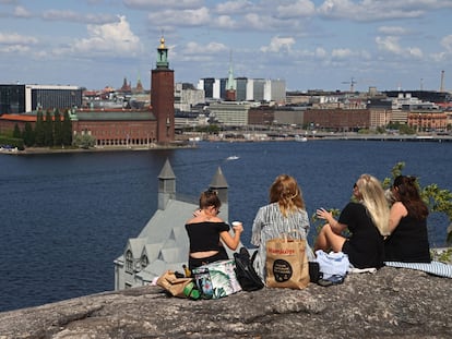 Vista del casco histórico de Estocolmo y la torre del Ayuntamiento desde la isla de Södermalm (Suecia).