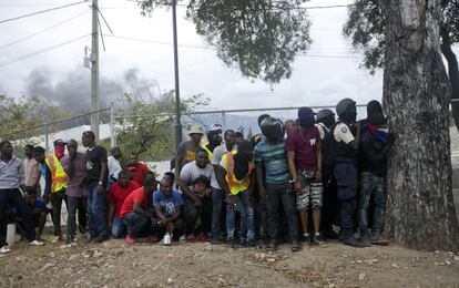 Oficiales de policía armados fuera de servicio se refugian durante el tiroteo.