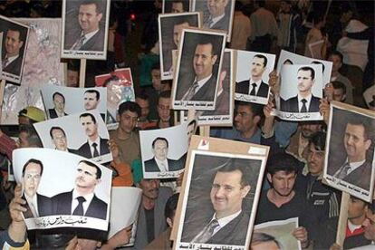 Miles de libaneses con retratos de los presidentes de Líbano y Siria se manifiestan en apoyo de Bachar el Asad.