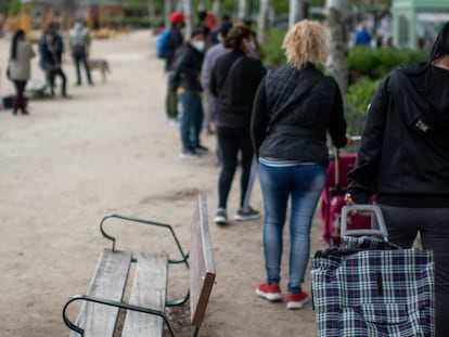 Cola para un reparto de alimentos en Aluche (Madrid), en abril de 2021.