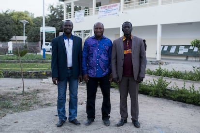 De izquierda a derecha, Noel Manga, Alassane Diatta y Ansumana Diatta, responsables del proyecto contra la mutilación genital femenina financiado por la Cooperación Española.