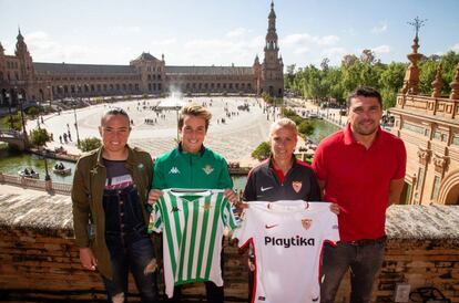 Pry, entrenadora del Betis, junto a Priscila, capitana, en la Plaza de España con la capitana del Sevilla, Alicia, y el técnico Toro. 