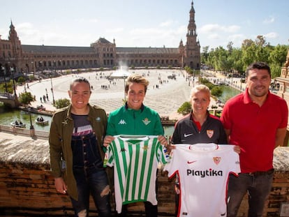 Pry, entrenadora del Betis, junto a Priscila, capitana, en la Plaza de España con la capitana del Sevilla, Alicia, y el técnico Toro. 