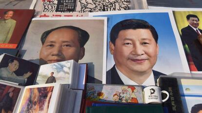 Un poster del líder comunista Mao Zedong junto a uno del presidente chino, Xi Jinping, en un mercado de Beijing.