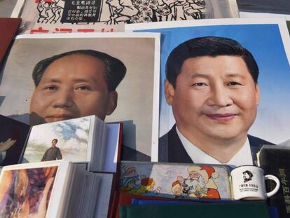 Un poster del líder comunista Mao Zedong junto a uno del presidente chino, Xi Jinping, en un mercado de Beijing.