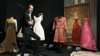 Eloy Martínez de la Pera, comisario junto a Lorenzo Caprile de la exposición 'La moda en la Casa de Alba', posa en el Palacio de Liria en Madrid.