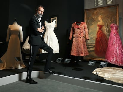 Eloy Martínez de la Pera, comisario junto a Lorenzo Caprile de la exposición 'La moda en la Casa de Alba', posa en el Palacio de Liria en Madrid.