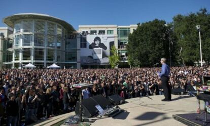 Los trabajadores de Apple celebran un acto en memoria del fundador de la compañía.