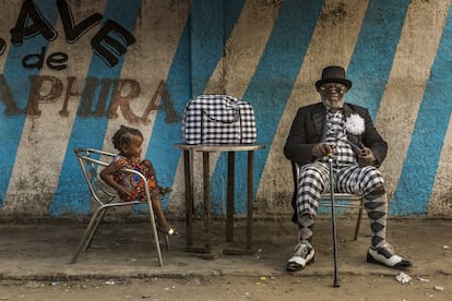 La mayoría de seguidores de la <em>sape</em> tiene trabajos cotidianos como taxistas, sastres y jardineros, pero tan pronto como salen, se transforman en elegantes dandis. “De toda mi ropa, mi prenda favorita es mi sombrero”, asegura Yamea Bansimba Jean Claude, albañil de 58 años y <em>sapeur</em> durante 50, en Brazzaville en 2017. Viste chaqueta de Point De Rue, pantalón y camisa de Giorgio Armani, cinturón de Cira, pajarita sin marca y pipa francesa, gafas de Cartier, bastón de Vereimeiren, y calcetines y zapatos de estilo italiano de JM Weston.