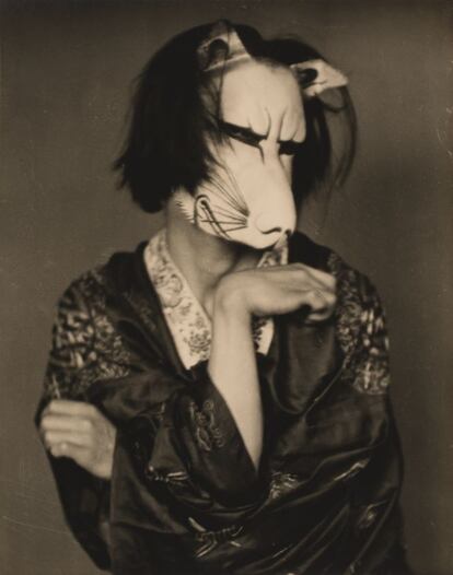 'Michio Ito Wearing Fox Mask Designed by Edmund Dulac' ('Michio Ito con máscara de zorro diseñada por Edmund Dulac', 1915).