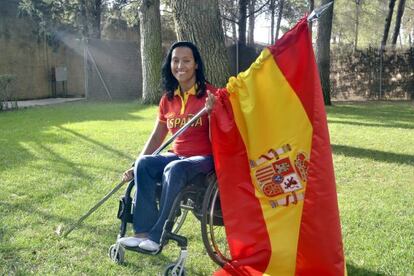 Teresa Perales poses with the Spanish flag before the Paralympics in London.