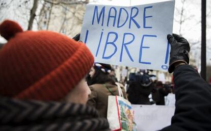 Portesta contra la reforma de la ley del aborto frente a la Embajada de España en París.