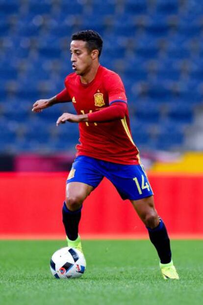 Thiago controla la pelota durante el partido ante Corea del Sur.