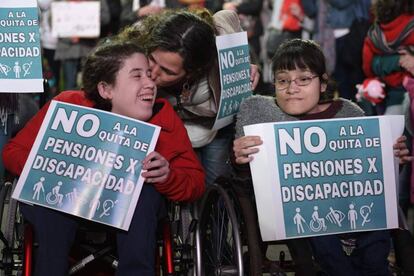 Protesta en Buenos Aires contra la eliminación de pensiones de invalidez.