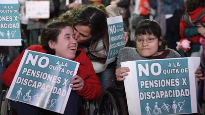 Protesta en Buenos Aires contra la eliminación de pensiones de invalidez.