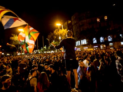 Un hombre agita las banderas de Cataluña, Galicia y País Vasco, en Barcelona, el 17 de octubre de 2019.