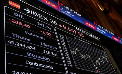 Un panel informativo muestra la evolución del IBEX 35 en el Palacio de la Bolsa en Madrid, el 24 de febrero.