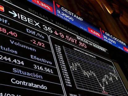 Un panel informativo muestra la evolución del IBEX 35 en el Palacio de la Bolsa en Madrid, el 24 de febrero.